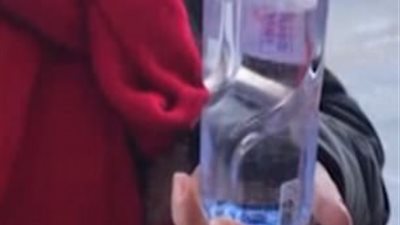 لقطات غريبة لتجمد زجاجة مياه لحظة فتحها (فيديو وصور)