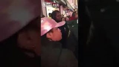 مشاجرة بين امرأة ورجل على طفل رضيع (فيديو)