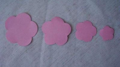 بالصور.. شاركي أطفالك في عمل لوحة صغيرة بالورق الملون