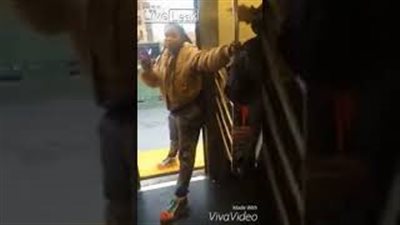 مشاجرة بين رجل وامرأة على متن قطار مترو الأنفاق (فيديو)