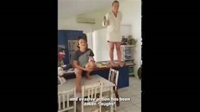 الكريسماس في أستراليا.. العثور على ضيف مرعب في شجرة أعياد الميلاد (فيديو)