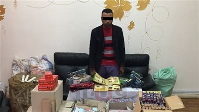 ضبط صاحب محل بحوزته كمية من الألعاب النارية في حلوان (صور)