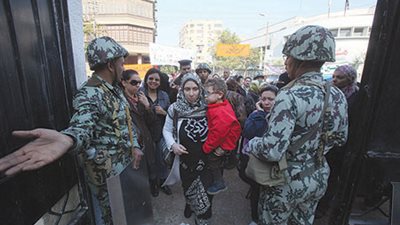 مشادات بسبب توجيه الناخبين أمام مدرسة الروضة بالمنيل