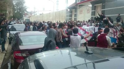 وايت نايتس يتجمهرون أمام بوابات النادي ويهتفون ضد مرتضى