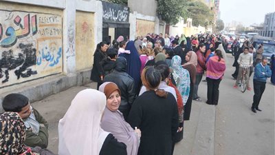 طوابير السيدات تفوق الرجال بالزيتون