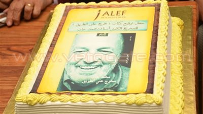 بالصور.. محمد خان يحتفل بتوقيع كتاب «مخرج على الطريق»