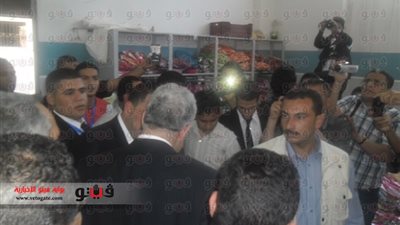 بالفيديو والصور..عاملات الملابس الجاهزة بكفر الدوار يستقبلن 