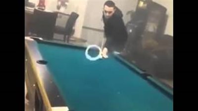 بالفيديو.. شاب يجمع بين مهارات البلياردو ودخان السجائر