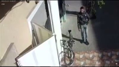 بالفيديو.. لحظة سرقة دراجة هوائية من أمام منزل في وضح النهار
