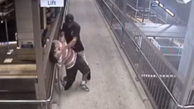 بالفيديو والصور.. مخمور يترك طفله لمهاجمة صديقه