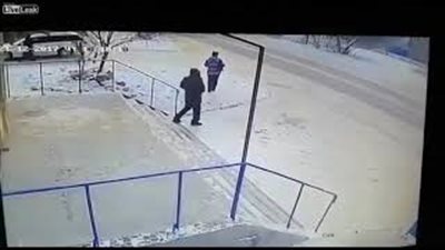 شاب يلقي بنفسه أمام سيارة بعد مشاجرة مع حبيبته (فيديو)