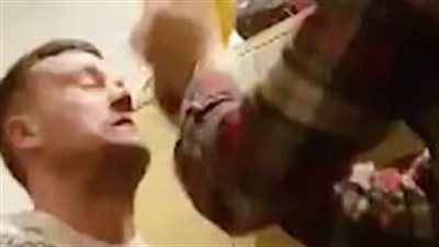 شاب يحطم بطيخة على رأس صاحبه (فيديو وصور)