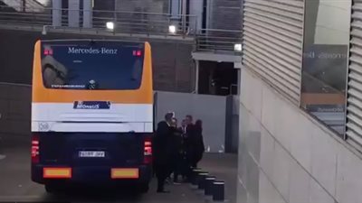 وصول حافلة برشلونة إلى ملعب برنابيو لخوض الكلاسيكو (فيديو)