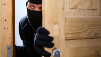 أهالي المحلة الكبرى يلقنون «حرامي شقق» علقة ساخنة