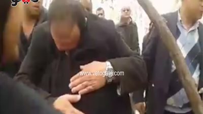 بالفيديو.. هشام عبد الخالق يتلقى العزاء في شقيقته أمام «الحصري»