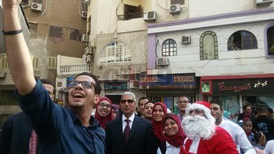 بابا نويل يلتقط السيلفي مع عمال النظافة في قنا (فيديو وصور)