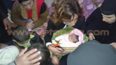 بالفيديو والصور.. وزيرة الهجرة بكفرالشيخ تحمل نجل شهيد جازان