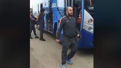 وصول لاعبي المقاصة ستاد القاهرة استعدادا للإسماعيلي (فيديو)