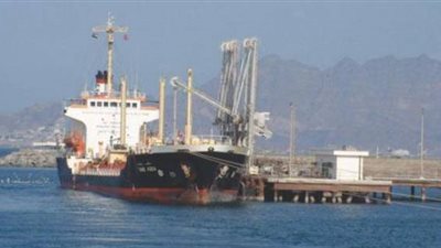 سفينة محملة بالوقود تصل ميناء الحديدة
