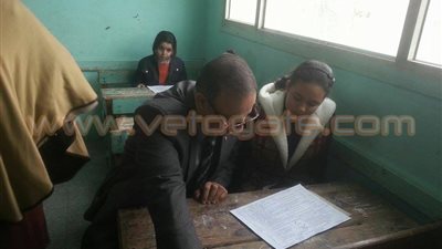 بالصور.. وكيل تعليم الشرقية يطمئن على ناجية في حادث عقار منيا القمح