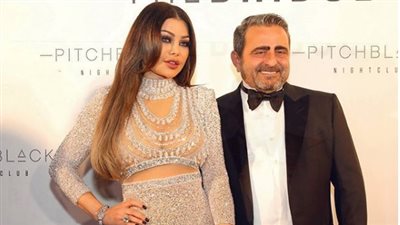 هيفاء وهبي تخطف الأنظار بفستان فضي قصير (فيديو وصور)