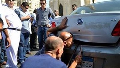 خبراء المفرقعات يفحصون سيارة بمدينة قنا