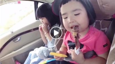 تناول طفلة الطعام بشراهة يشعل «فيس بوك» (فيديو)