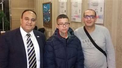 الجزائري قاهر السرطان يصل مطار القاهرة