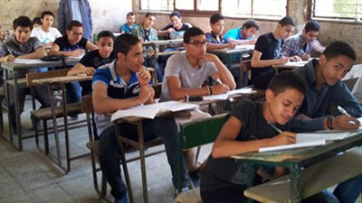 طلاب الشهادة الإعدادية بالجيزة يؤدون امتحانات العلوم والكمبيوتر اليوم