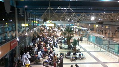 بالصور.. تأثير العاصفة الترابية على حركة الطيران.. تحويل مسار 7 رحلات جوية بمطاري برج العرب والغردقة.. سقوط عامل من أعلى سلم طائرة.. وسلطات مطار القاهرة تسمح بدخول كبار السن إلى صالات السفر