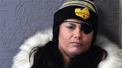 رجل يجبر حبيبته السابقة على النوم واقفة (صور)