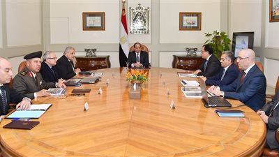 بالصور.. السيسي يلتقي إسماعيل ومحلب و5 وزراء.. يبحث تطوير منطقة أهرامات الجيزة.. يطالب بالارتقاء بالخدمات المقدمة للسائحين.. ويؤكد على زيادة الصادرات المصرية وتشجيع قطاع المشروعات الصغيرة والمتوسطة