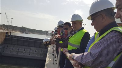 وزير الري يشهد مرور القطع الملاحية في مشروع قناطر أسيوط الجديدة