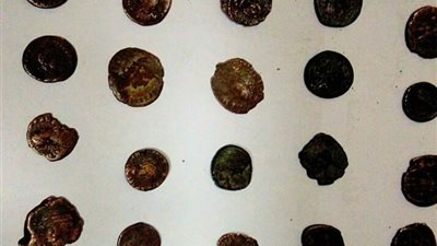 إحباط تهريب 329 عملة أثرية إلى فرنسا بمطار القاهرة (صور)