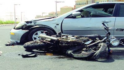 مصرع وإصابة 3 في تصادم سيارة بدراجة بخارية في سوهاج