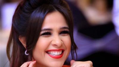 ياسمين عبد العزيز وأسرتها يغادرون مطار القاهرة إلى فرنسا