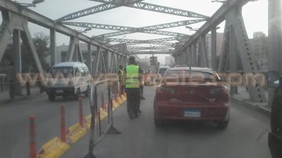 إقامة حواجز مرورية أعلى كوبري كفر الجزار ببنها