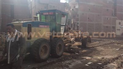 بالصور.. تمهيد طرق مساكن الإيواء بشبين الكوم
