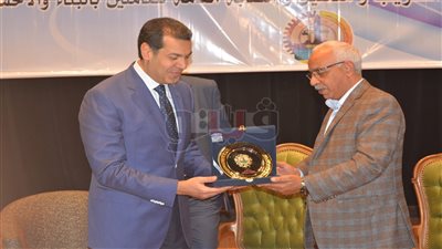 بالصور.. وزير القوى العاملة ومحافظ أسيوط يتبادلان الدروع في ندوة 