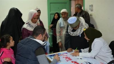 الكشف على ألف مريض ضمن قوافل جامعة سوهاج (صور)