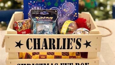 موضة جديدة لتقديم هدايا الكريسماس ببريطانيا تثير ضجة (صور)