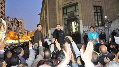 متظاهرو «القضاء العالي» يطالبون بالتحقيق في «تزوير» الاستفتاء