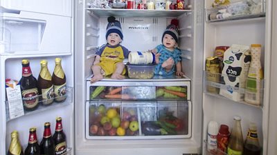 أب يغير صور ابنيه بطريقة غير متوقعة (صور)