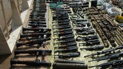 «مهنة في زمن الحرب».. «تجارة الأسلحة» تغري شباب اليمن.. علاقاتهم مع الجنود والضباط تسهل لهم الطريق.. «الكلاشينكوف» الأكثر طلبا.. زعماء ورجال القبائل مهوسون بالأسلحة الشخص