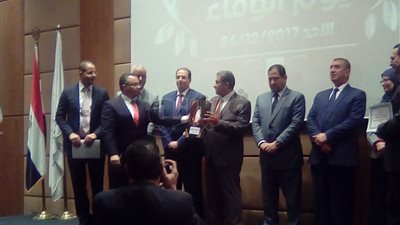 البيئة تكرم الدكتور كمال الدسوقي في يوم الوفاء