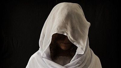 بالصور.. إيزيديات يروين تفاصيل اغتصابهن وحملهن على يد عناصر «داعش»