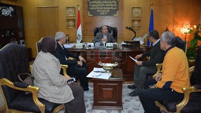محافظ دمياط يبحث مشكلات مستأجري المزارع السمكية