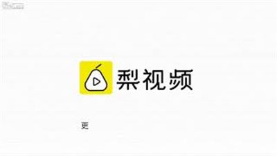 العناية الإلهية تنقذ رجلا من الموت تحت عجلات سيارة (فيديو)