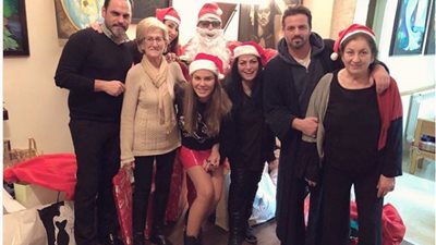 نيكول سابا تحتفل بالكريسماس مع عائلتها بملابس «بابا نويل»