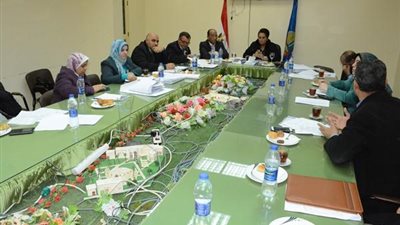 اجتماع لمتابعة تنفيذ منظومة المخلفات الصلبة بترعة المحمودية في البحيرة